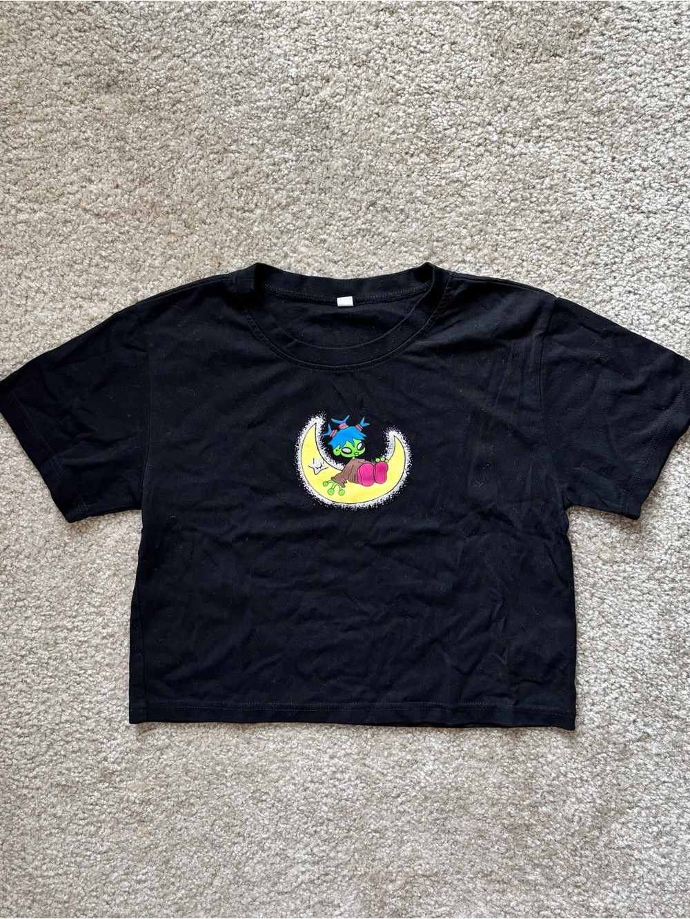 black alien cropped tee